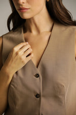 וסט בגזרה מחויטת באורך המותן | קנת קול