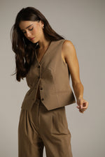 וסט בגזרה מחויטת באורך המותן | קנת קול