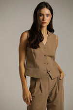 וסט בגזרה מחויטת באורך המותן | קנת קול