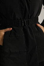 מעיל פוך עם חגורת גומי ואבזם ממותג | קנת קול