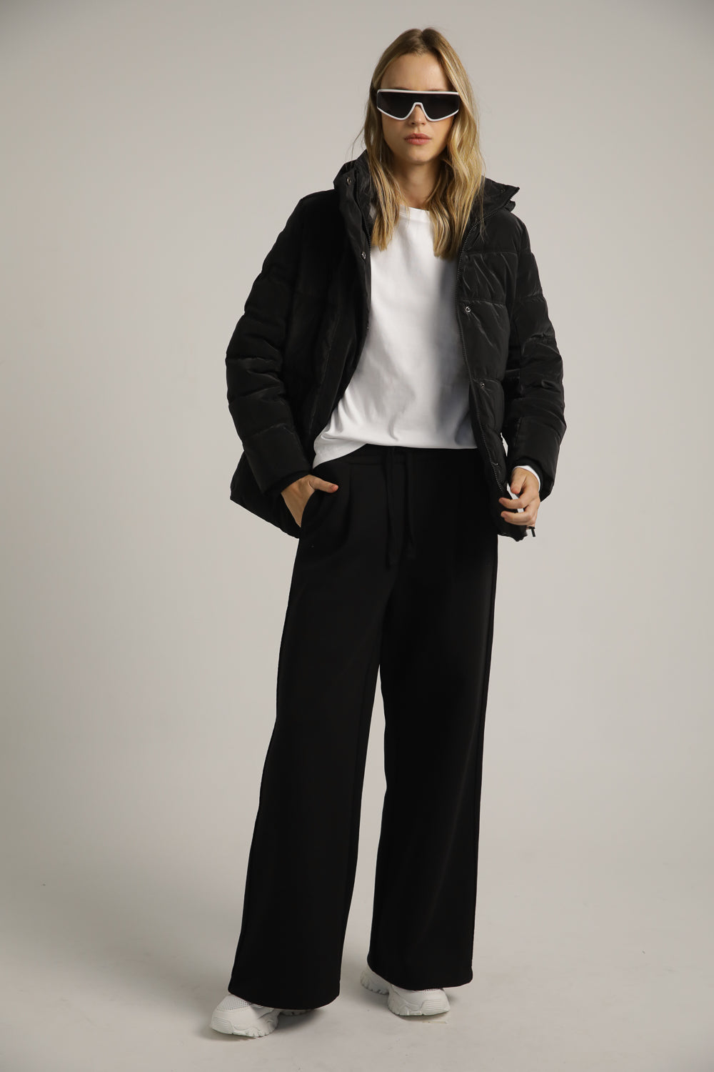 מעיל פוך עם חגורת גומי ואבזם ממותג | קנת קול