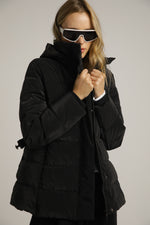 מעיל פוך עם חגורת גומי ואבזם ממותג | קנת קול