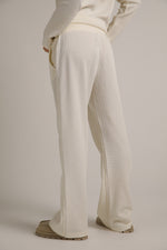 מכנסי טרנינג וואפל בגזרה רחבה | קנת קול