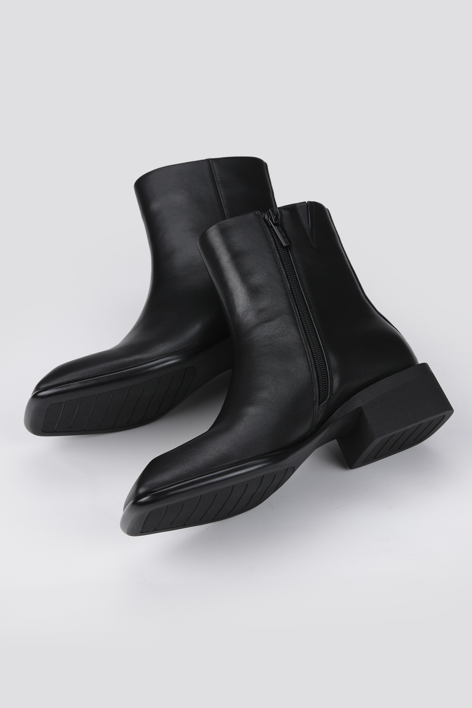 מגפוני עור לנשים בצבע שחור | קנת קול