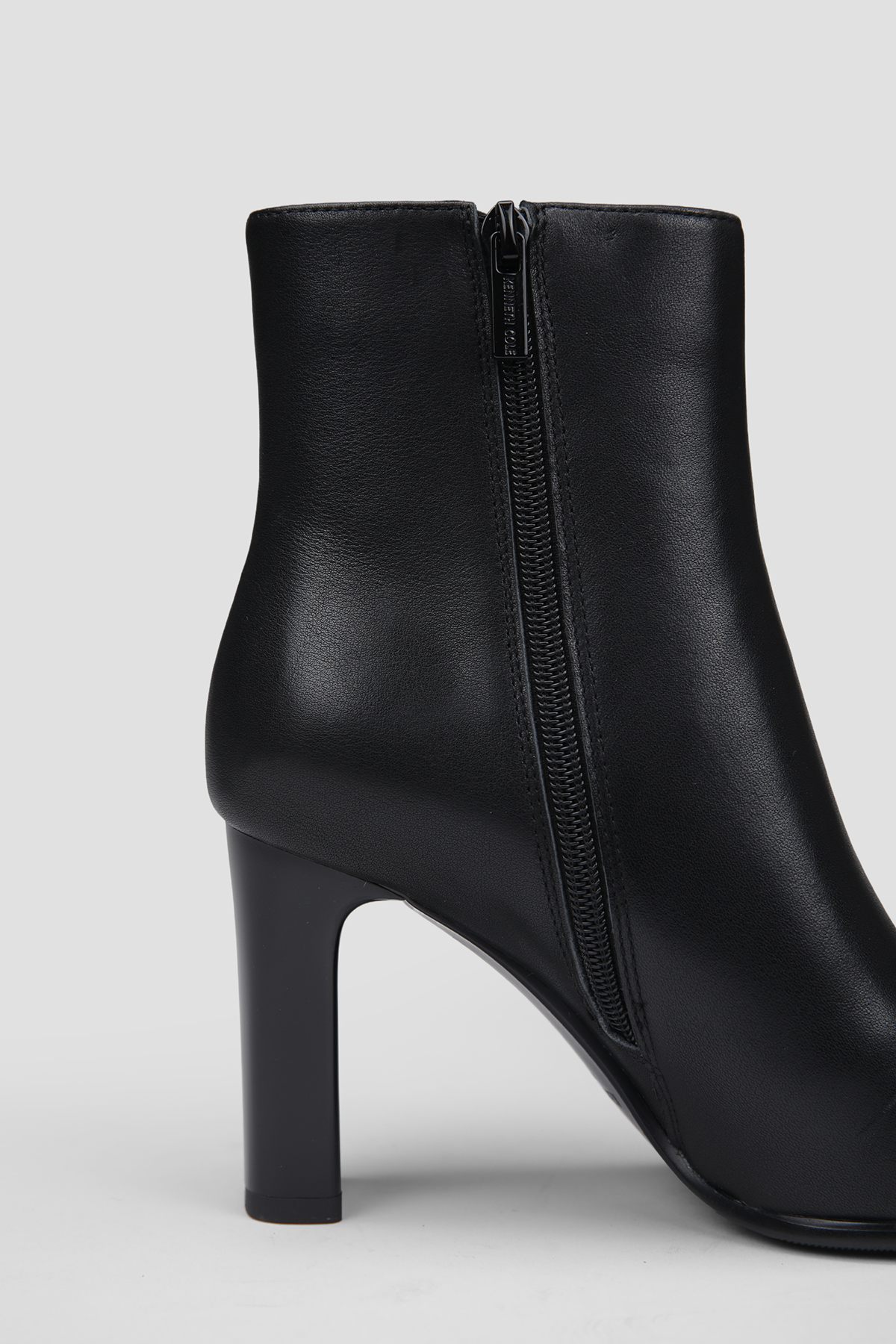 מגפוני עקב בצבע שחור לנשים | קנת קול