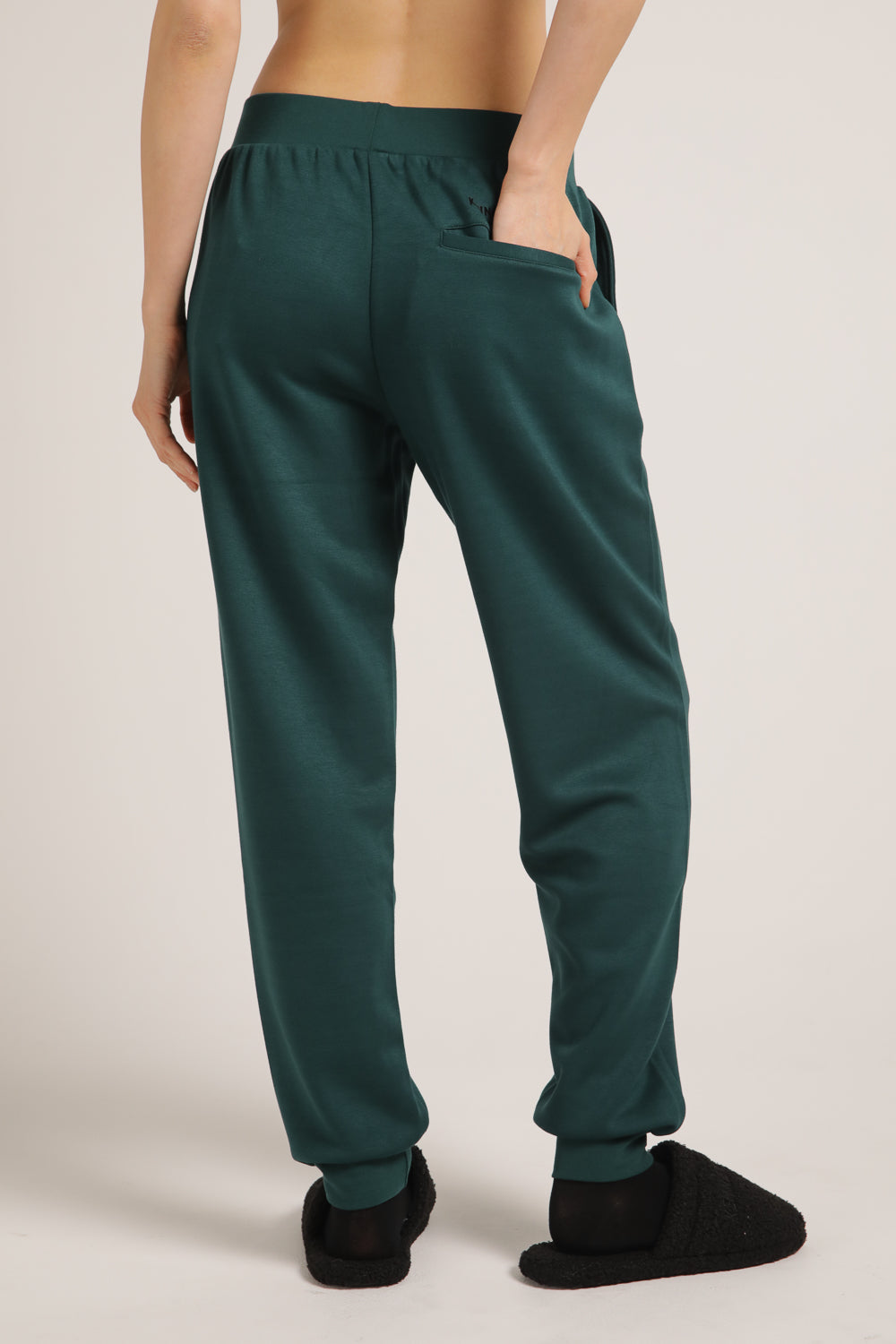 מכנסי טרנינג בגזרת אוברסייז | קנת קול