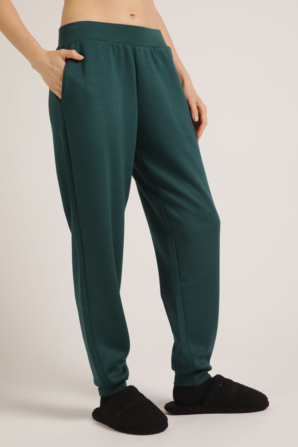 מכנסי טרנינג בגזרת אוברסייז | קנת קול