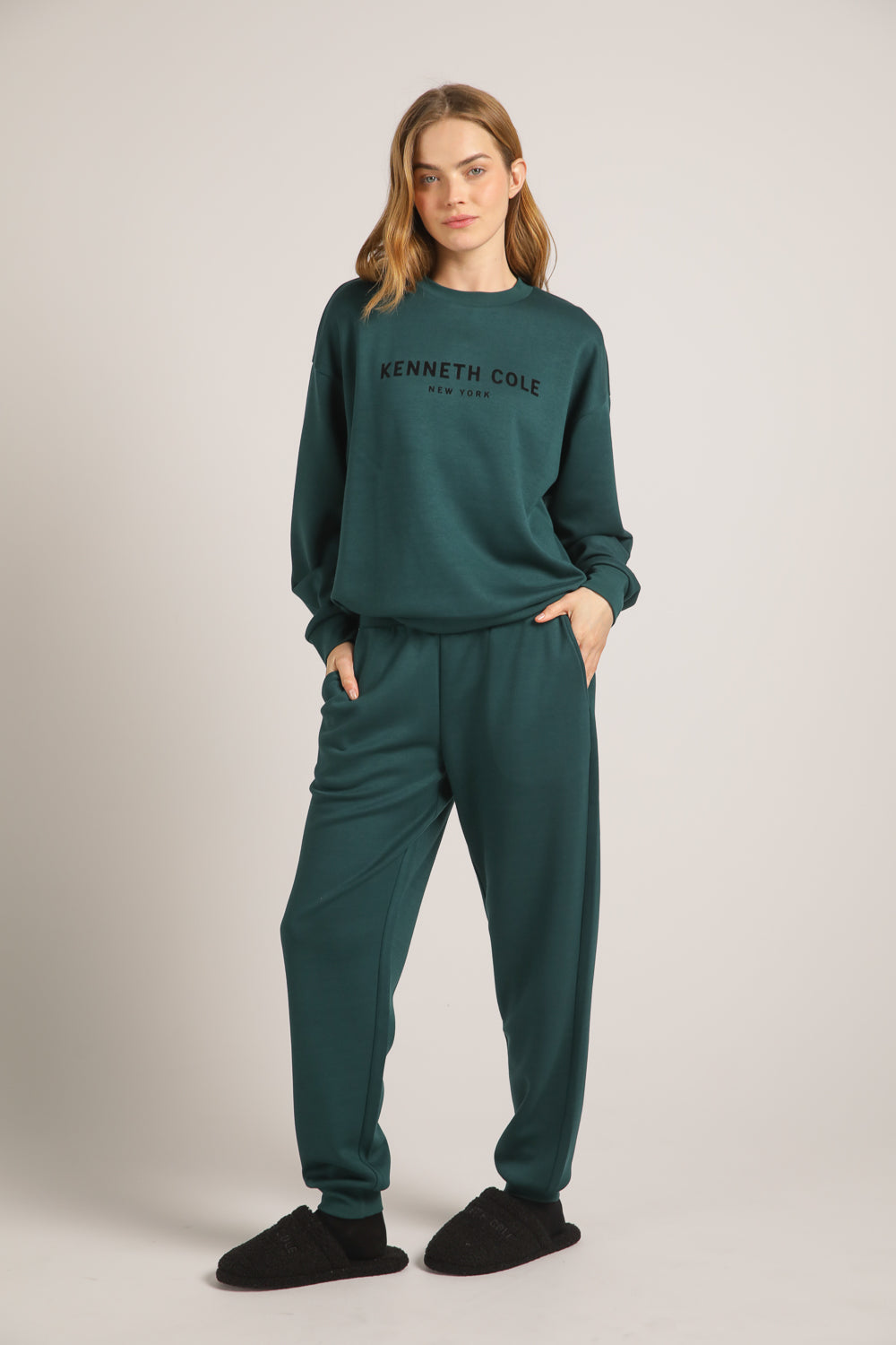 מכנסי טרנינג בגזרת אוברסייז | קנת קול