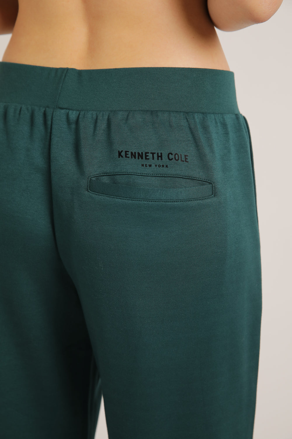 מכנסי טרנינג בגזרת אוברסייז | קנת קול