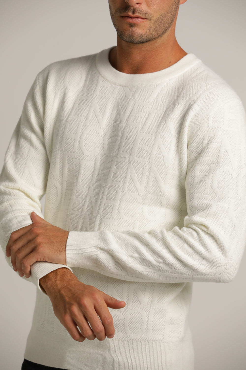 סריג עם דוגמת לוגו מובלטת | קנת קול