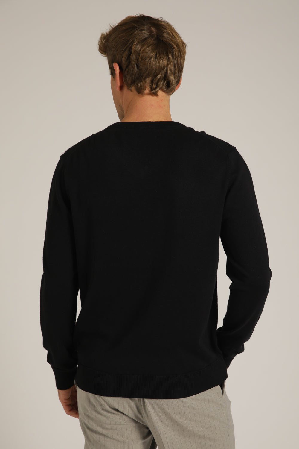 חולצת סריג עם צווארון וי | קנת קול