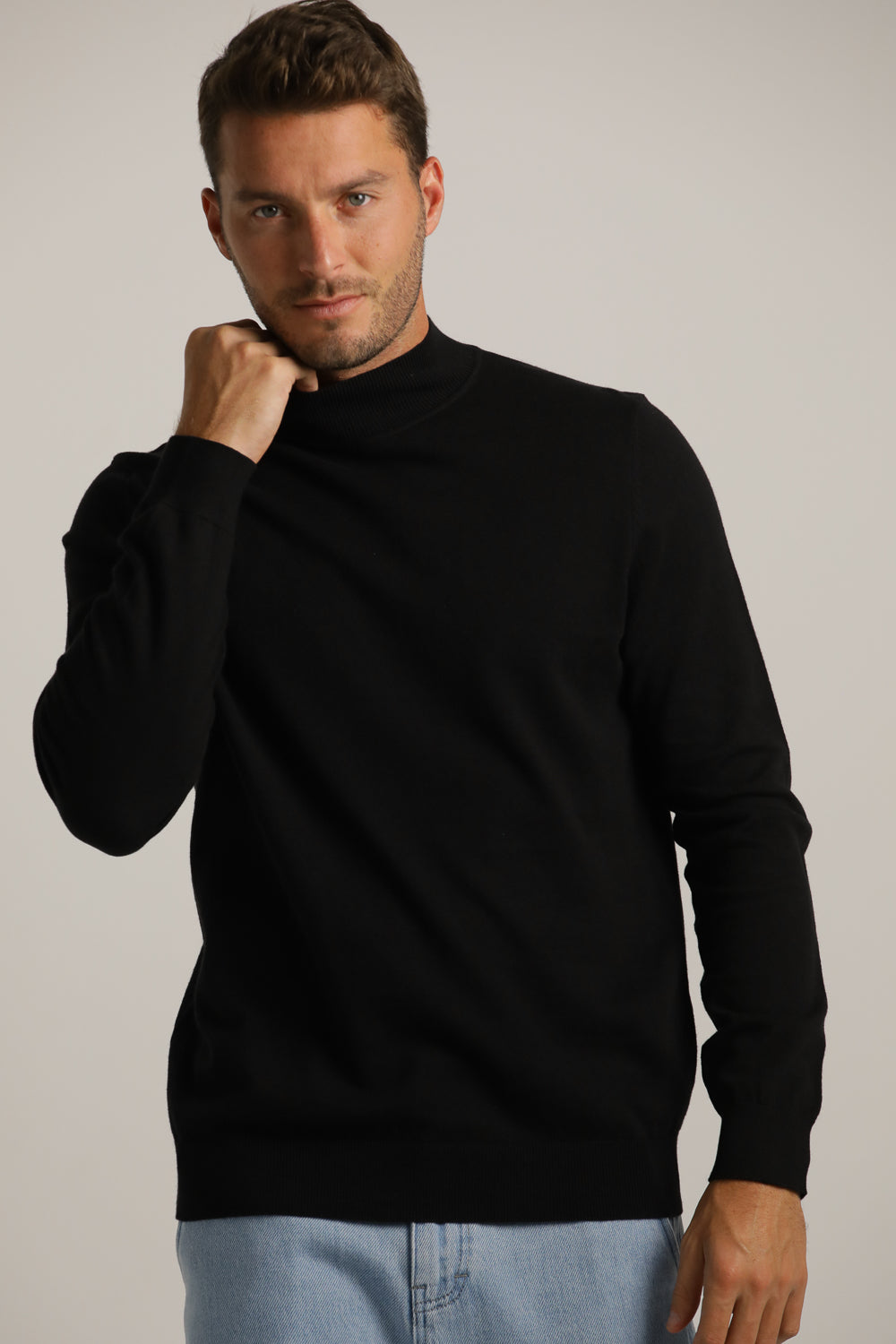 סריג דק עם צווארון גולף | קנת קול