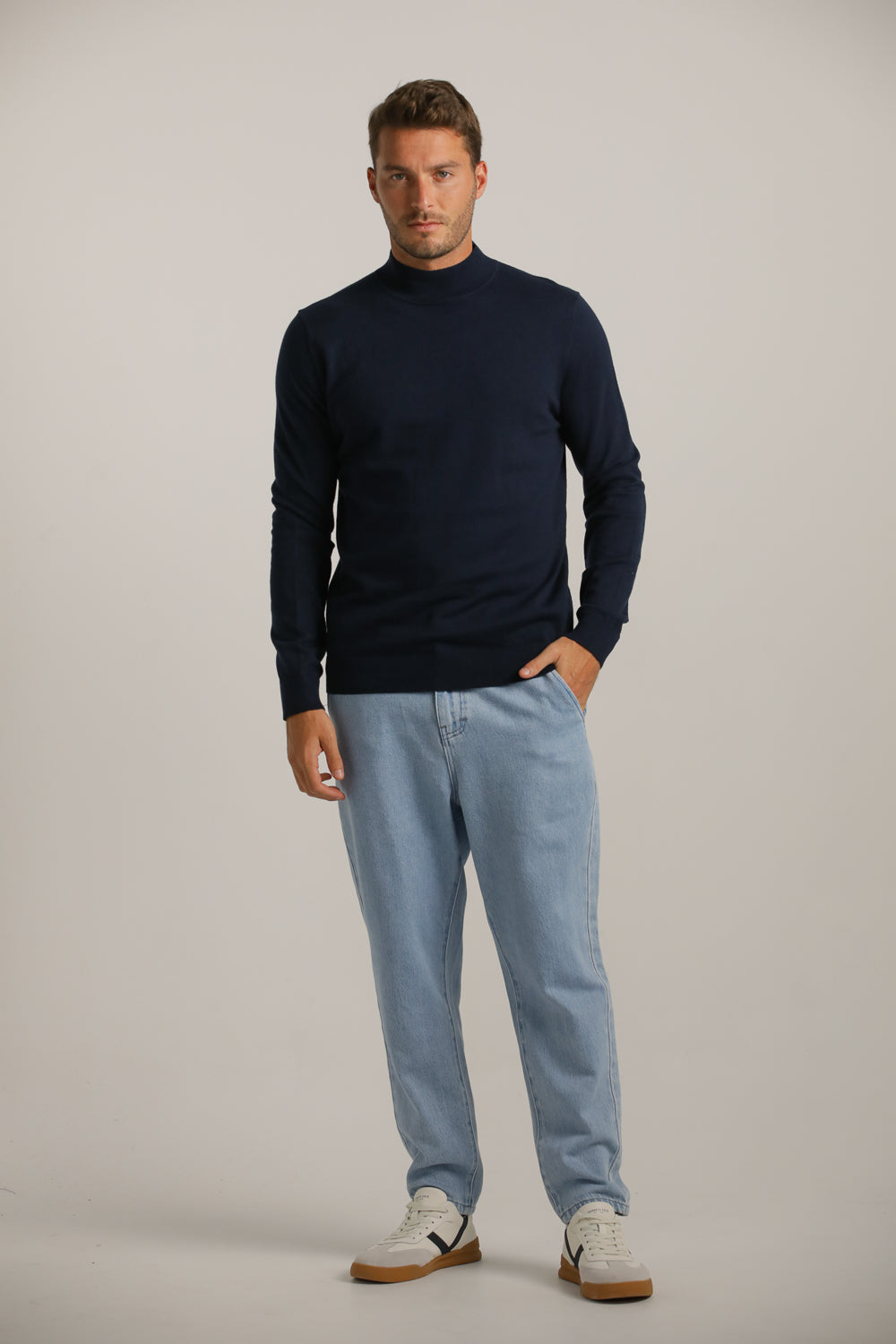 סריג דק עם צווארון גולף | קנת קול