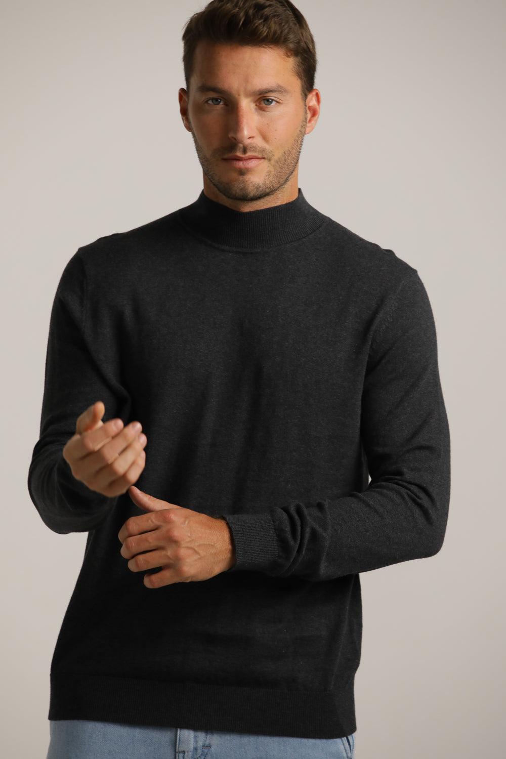 סריג דק עם צווארון גולף | קנת קול