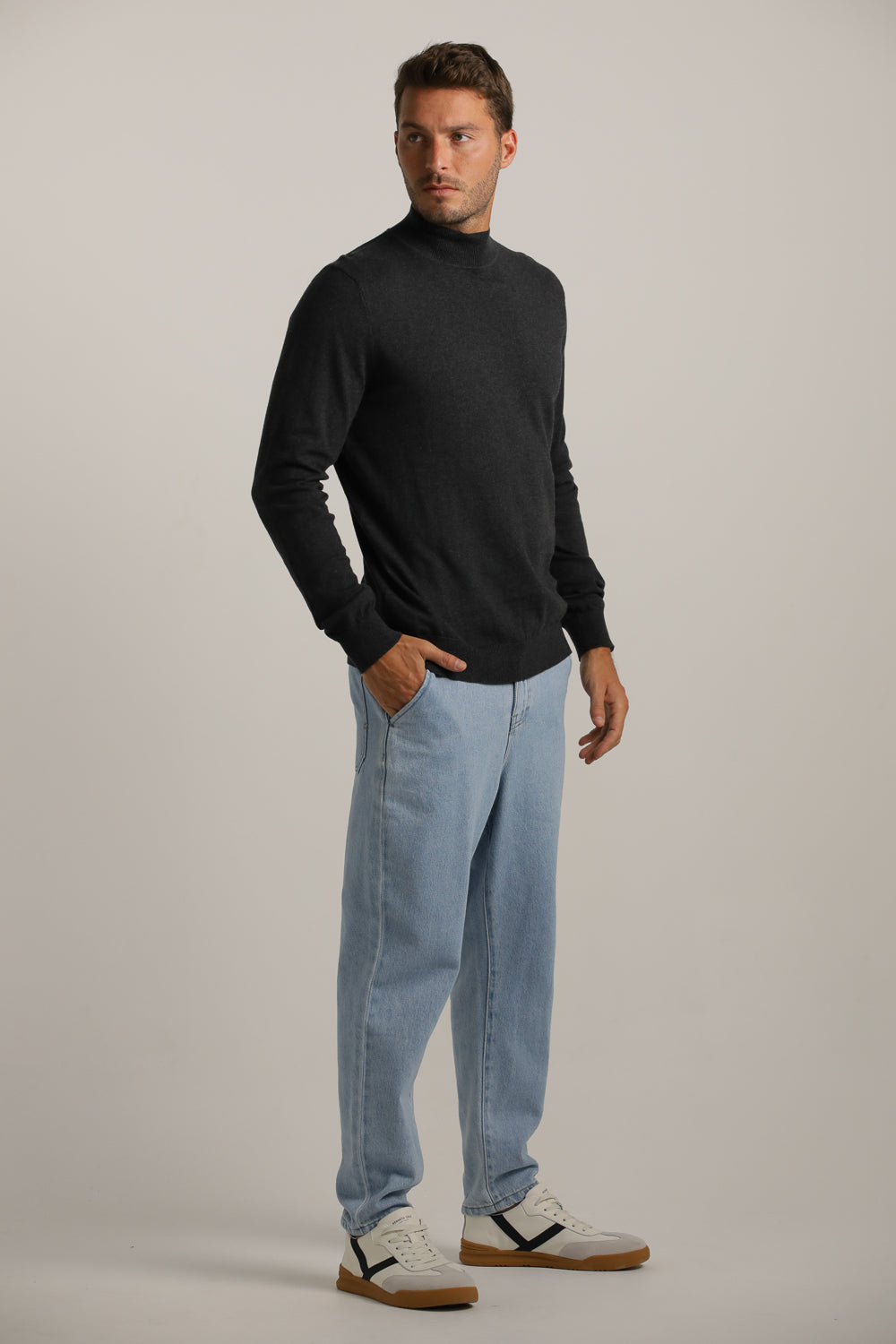 סריג דק עם צווארון גולף | קנת קול