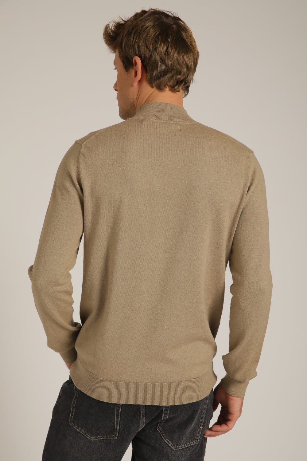 סריג דק עם צווארון גולף | קנת קול