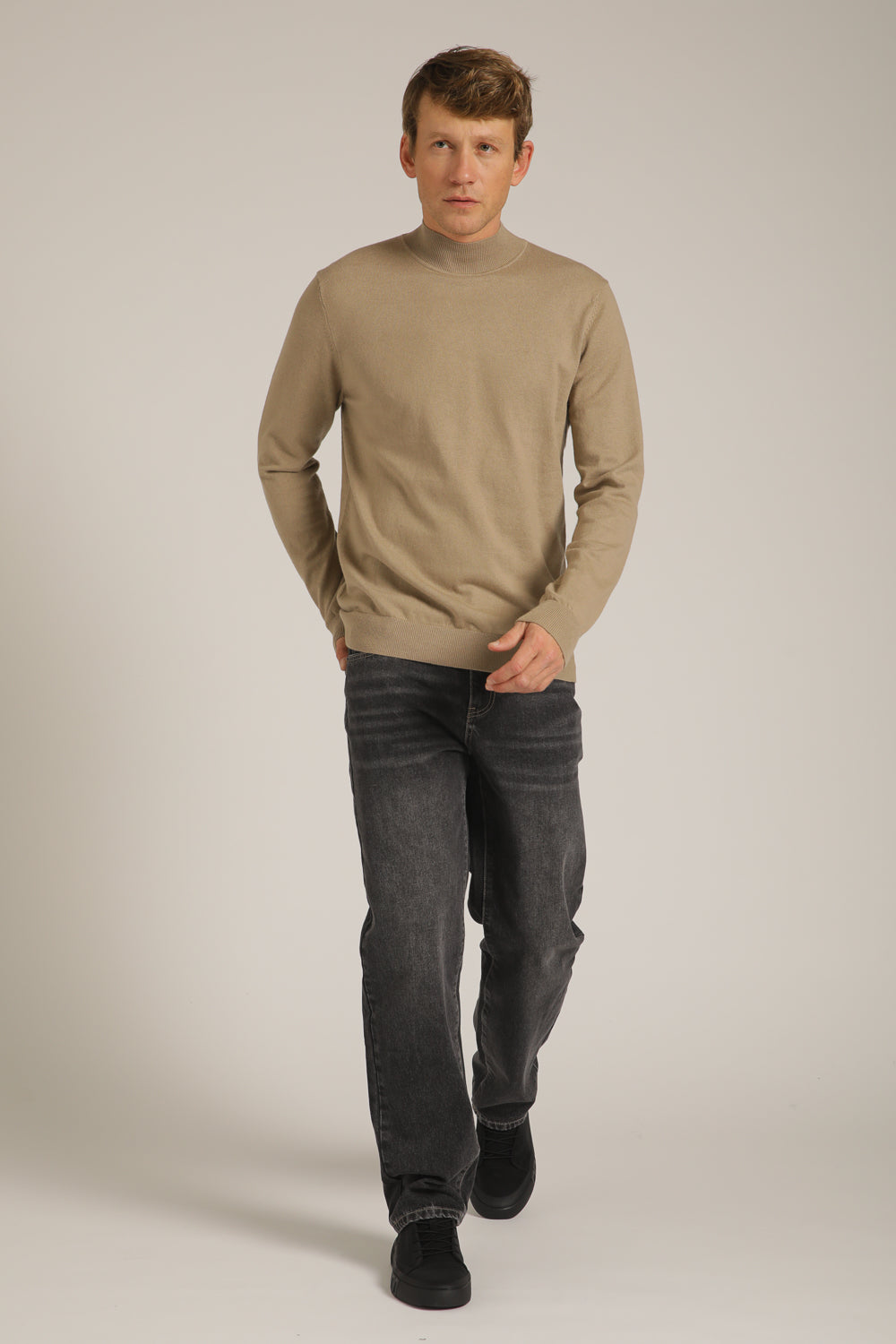 סריג דק עם צווארון גולף | קנת קול