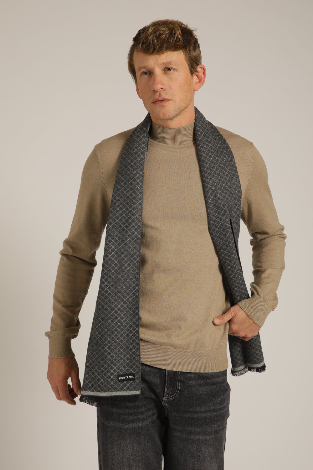 סריג דק עם צווארון גולף | קנת קול