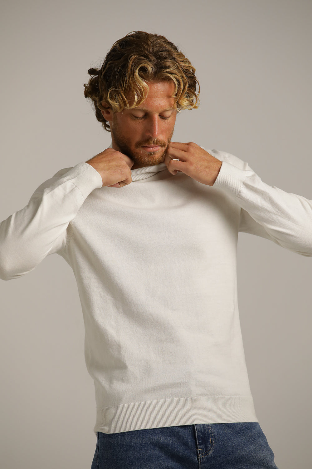 סריג דק עם צווארון גולף | קנת קול