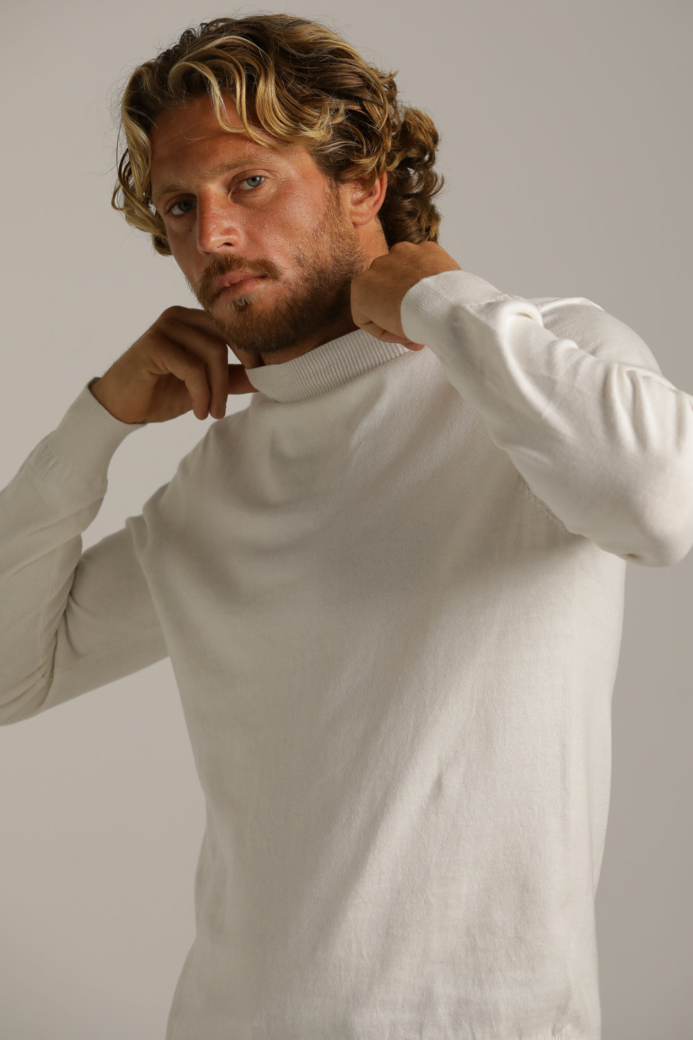 סריג דק עם צווארון גולף | קנת קול