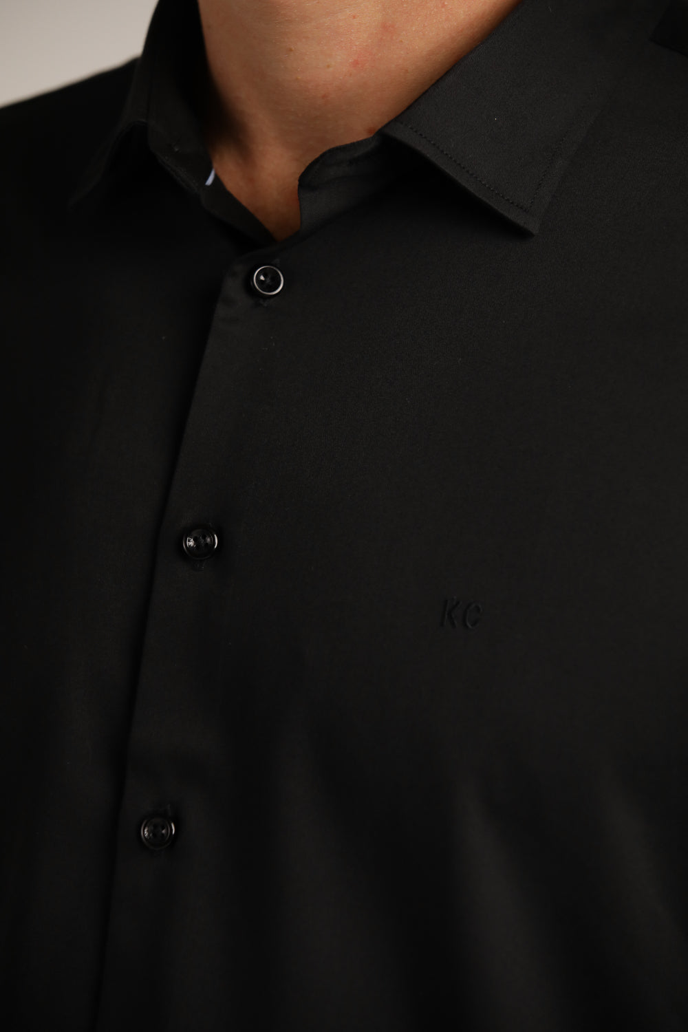 חולצה מכופתרת חלקה בגזרת מודרן פיט | קנת קול