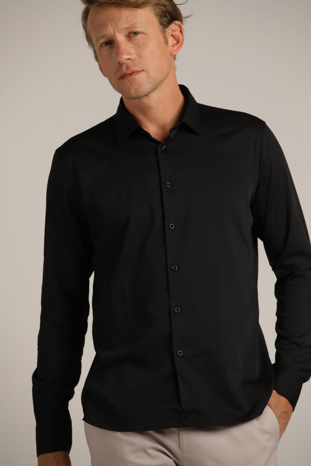 חולצה מכופתרת חלקה בגזרת מודרן פיט | קנת קול