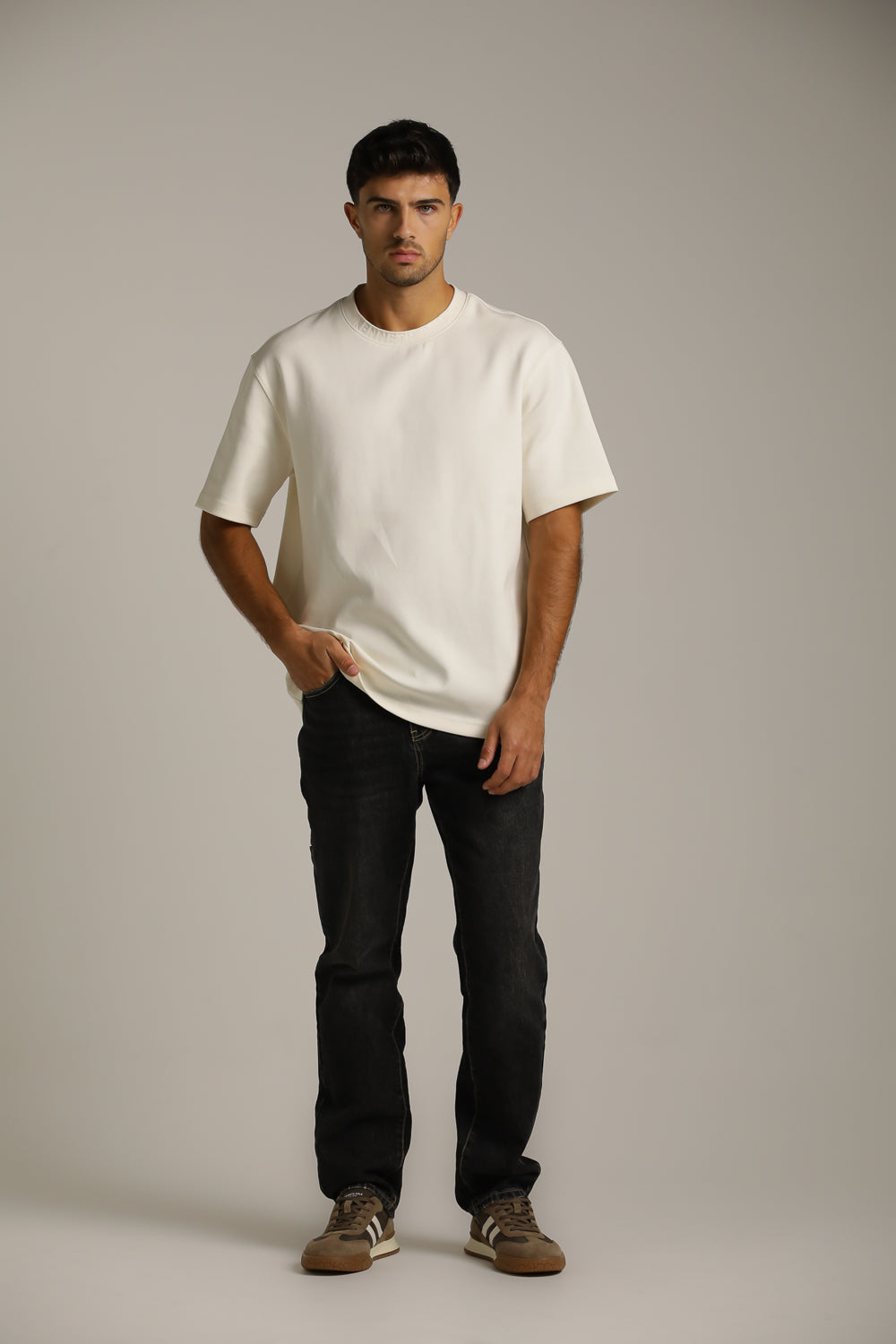 טישירט אוברסייז עם לוגו מוטבע בצווארון | קנת קול