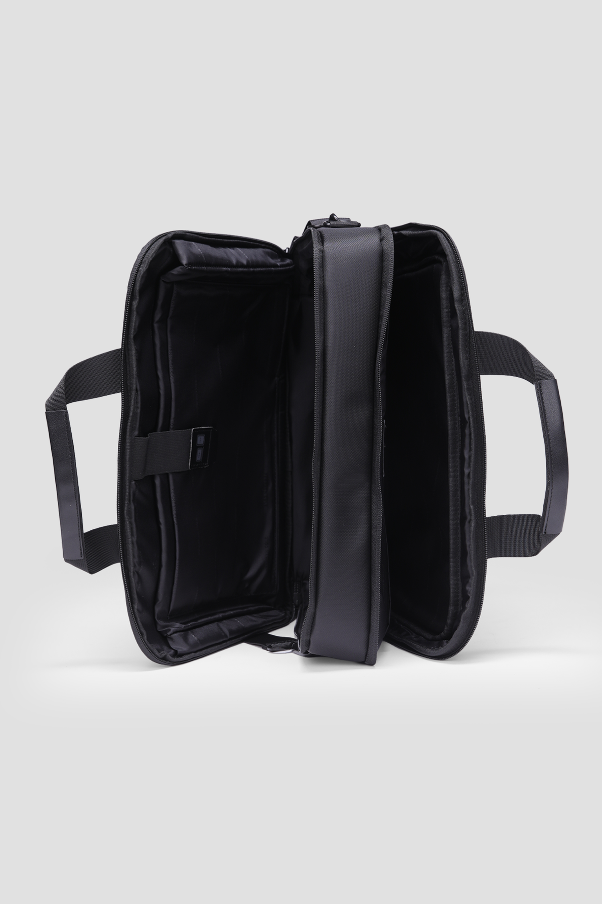 תיק מחשב ממותג בצבע שחור | קנת קול