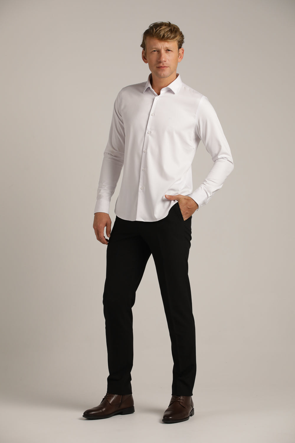 חולצה מכופתרת חלקה בגזרת מודרן פיט | קנת קול