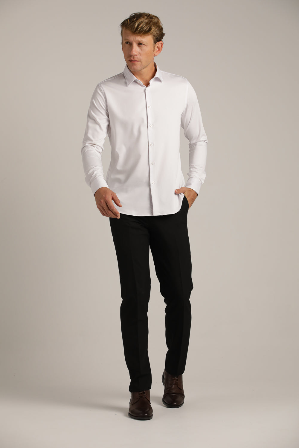 חולצה מכופתרת חלקה בגזרת מודרן פיט | קנת קול