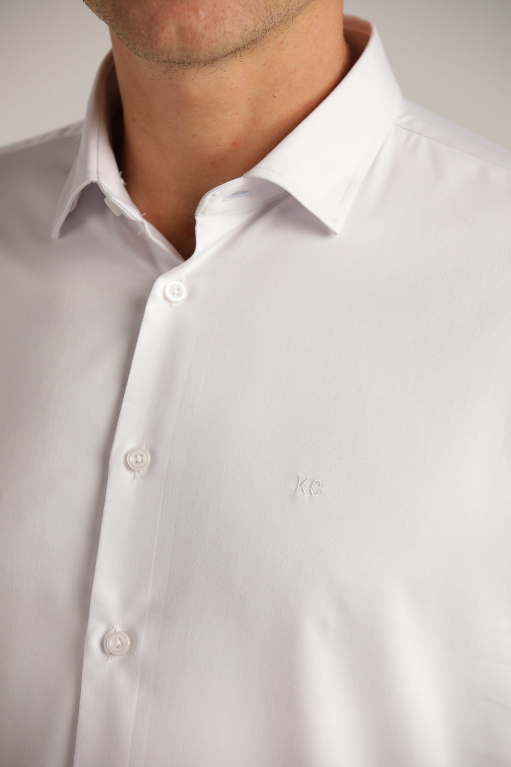 חולצה מכופתרת חלקה בגזרת מודרן פיט | קנת קול