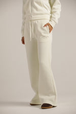 מכנסי טרנינג מתרחבים | קנת קול