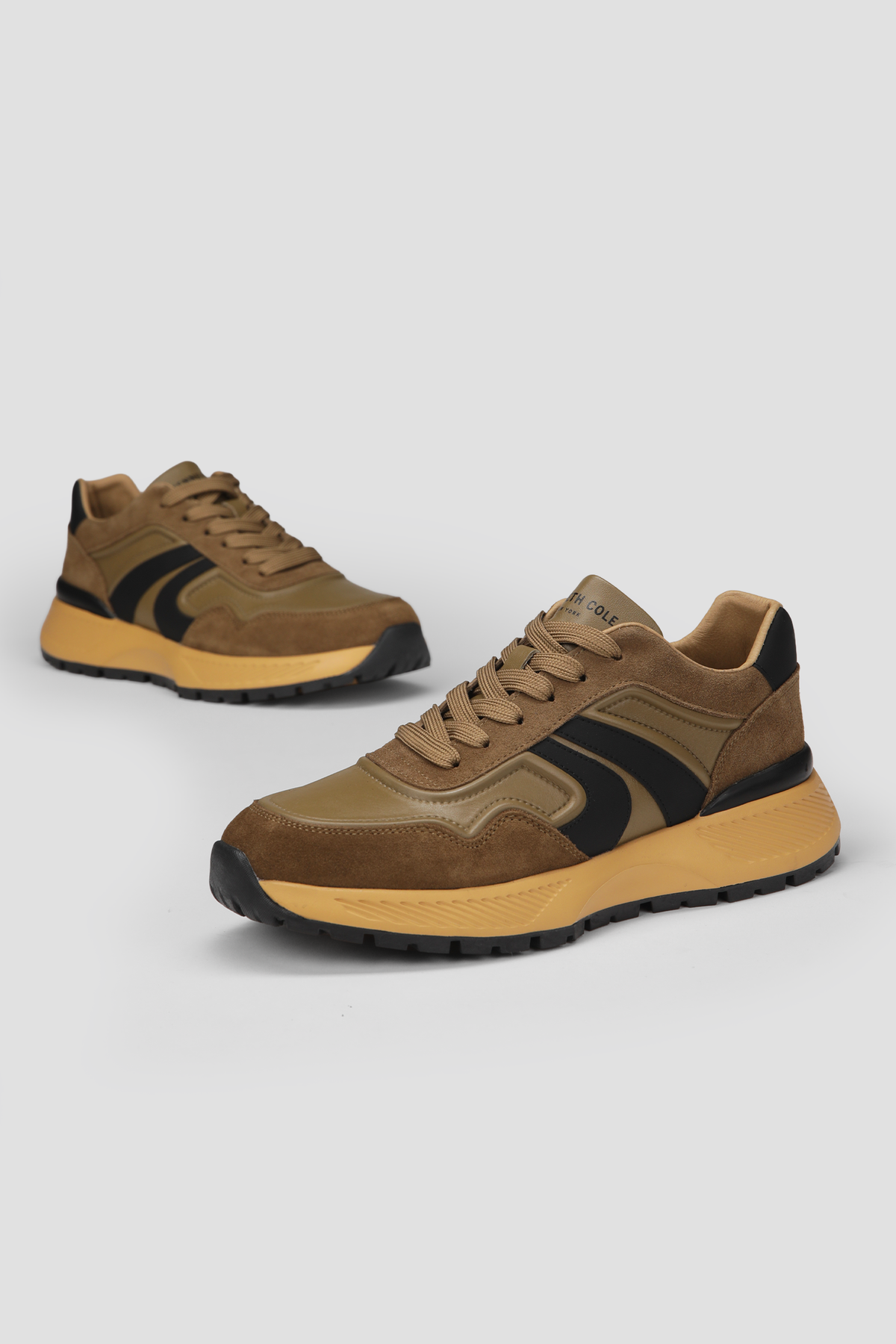 סניקרס עור זמש בצבע חום | קנת קול