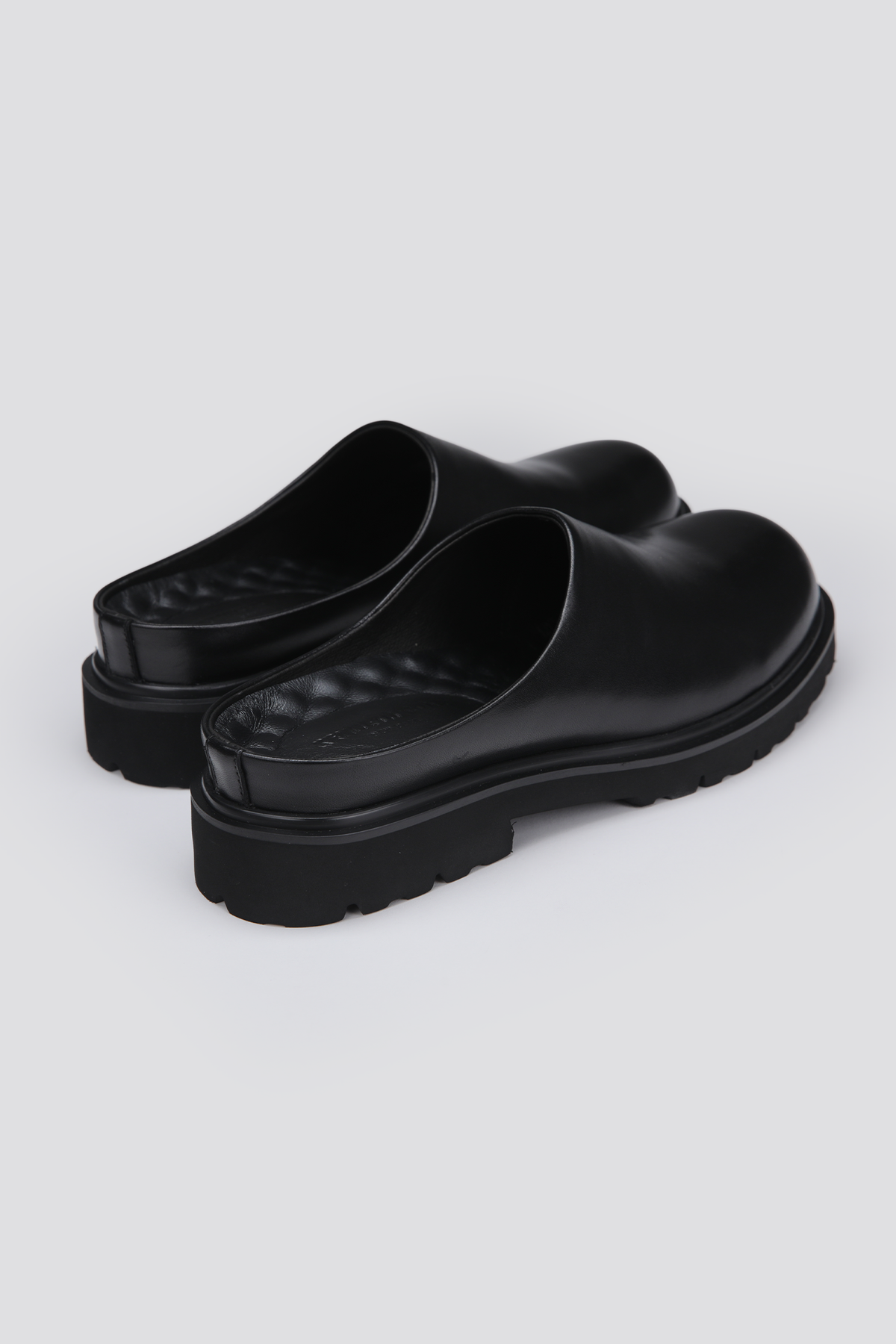 כפכפי עור סגורים בצבע שחור | קנת קול