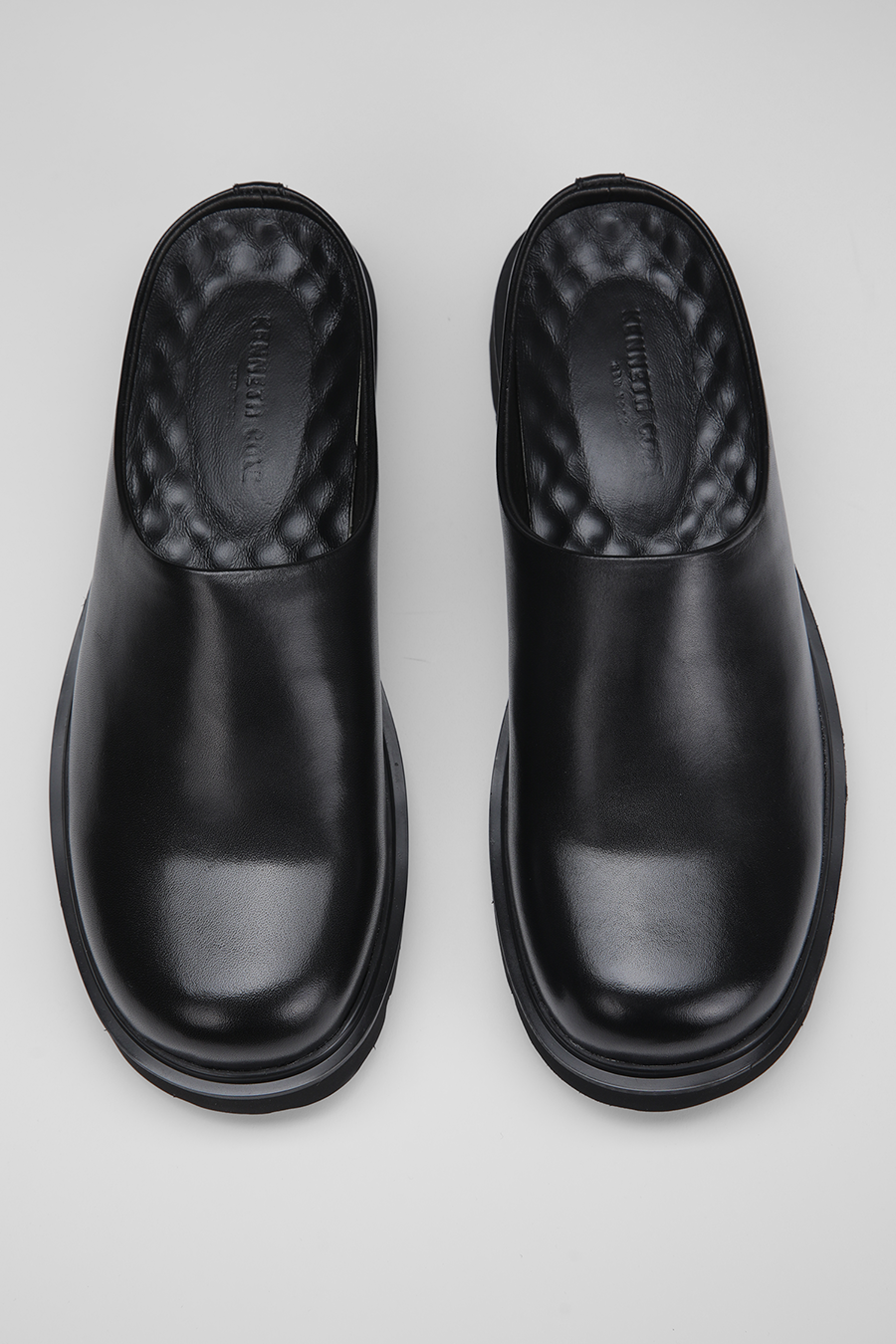 כפכפי עור סגורים בצבע שחור | קנת קול