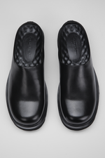 כפכפי עור סגורים בצבע שחור | קנת קול