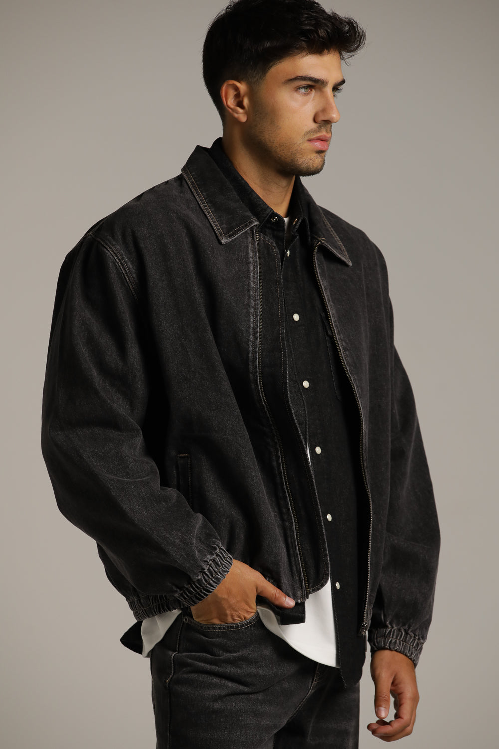 ג'קט ג'ינס שחור במראה שטוף בגזרת בומבר | קנת קול