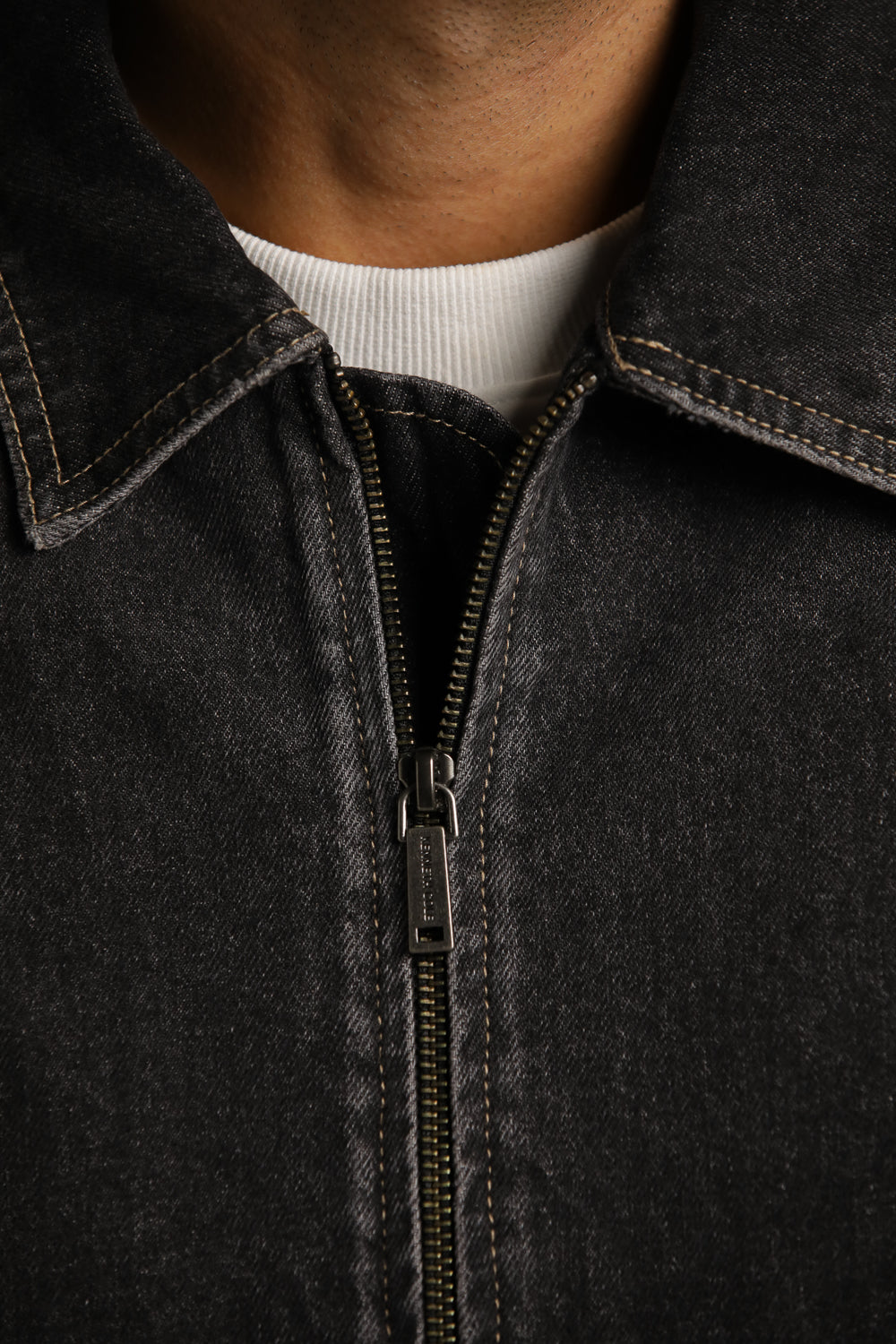 ג'קט ג'ינס שחור במראה שטוף בגזרת בומבר | קנת קול