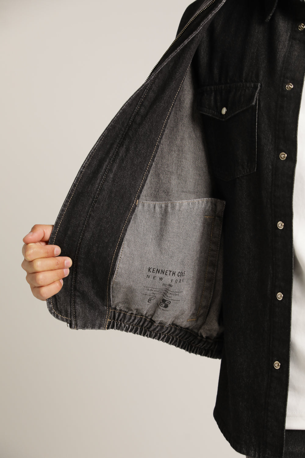 ג'קט ג'ינס שחור במראה שטוף בגזרת בומבר | קנת קול