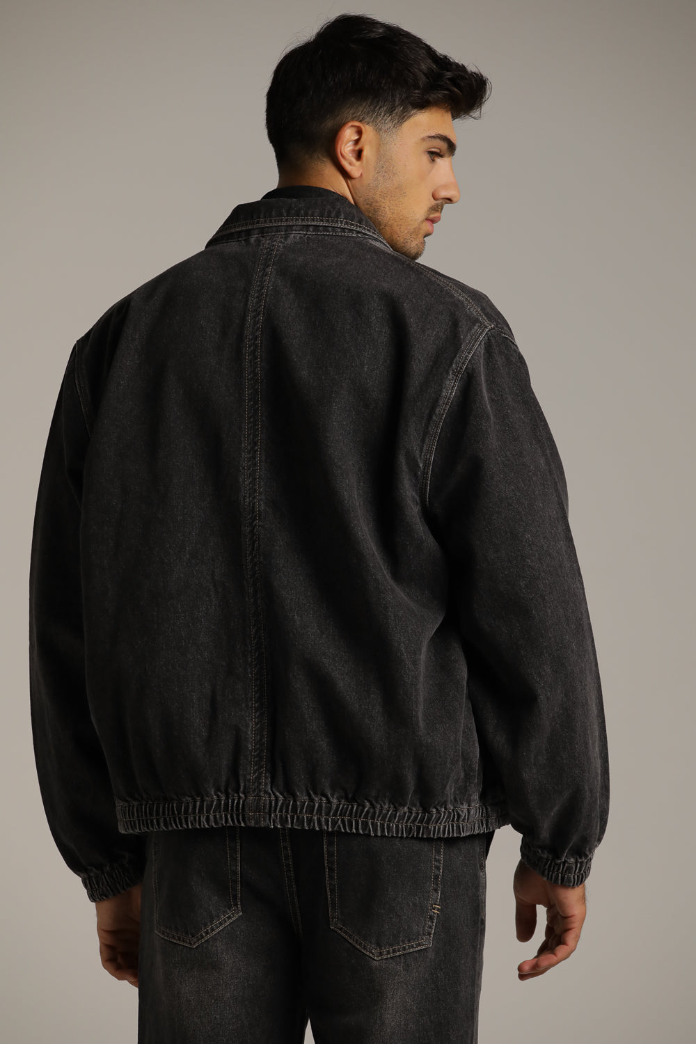 ג'קט ג'ינס שחור במראה שטוף בגזרת בומבר | קנת קול