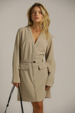 שמלה מחויטת עם חגורה | קנת קול