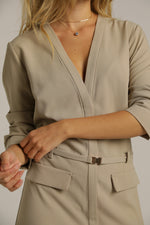 שמלה מחויטת עם חגורה | קנת קול