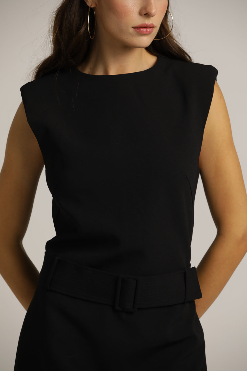 שמלת מיני ללא שרוולים עם חגורה | קנת קול