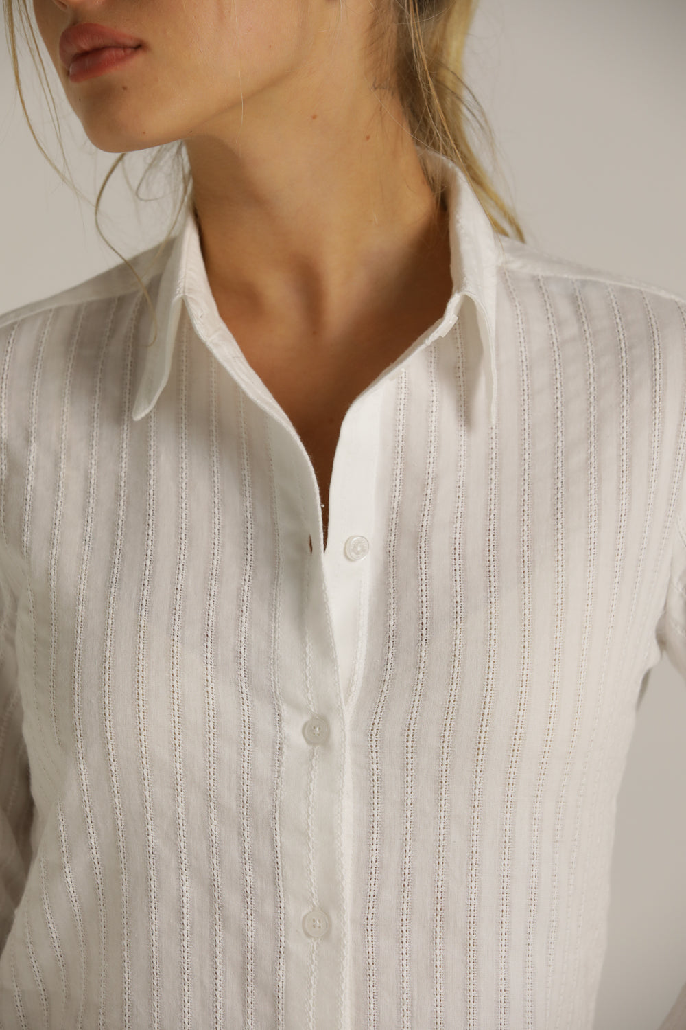 חולצה מכופתרת בטקסטורת פסים עדינה | קנת קול