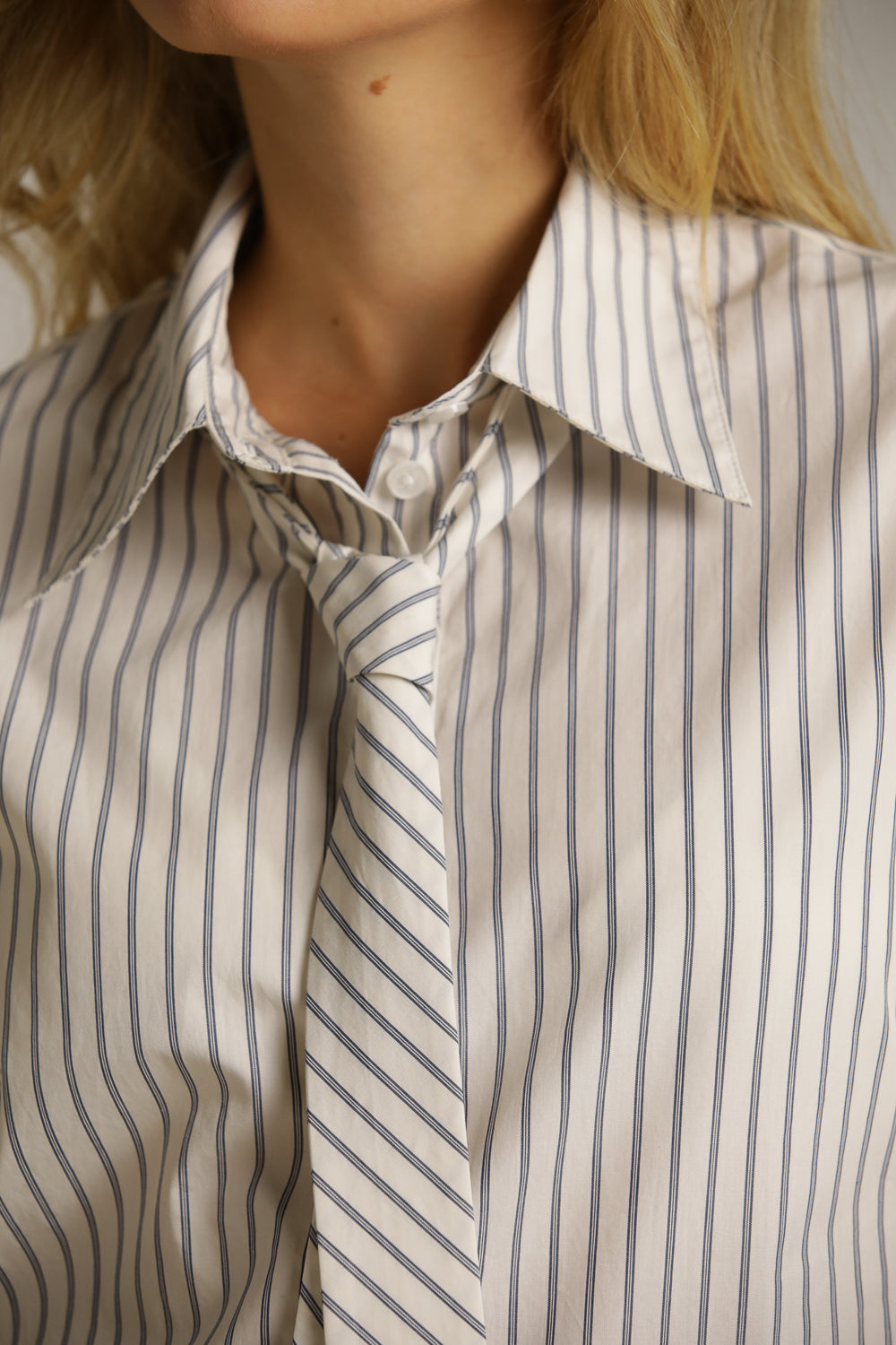 חולצה מכופתרת עם עניבה תואמת | קנת קול