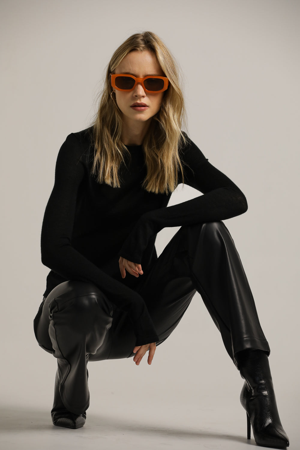 סריג דק במראה חצי שקוף עם סיומת כפפה | קנת קול