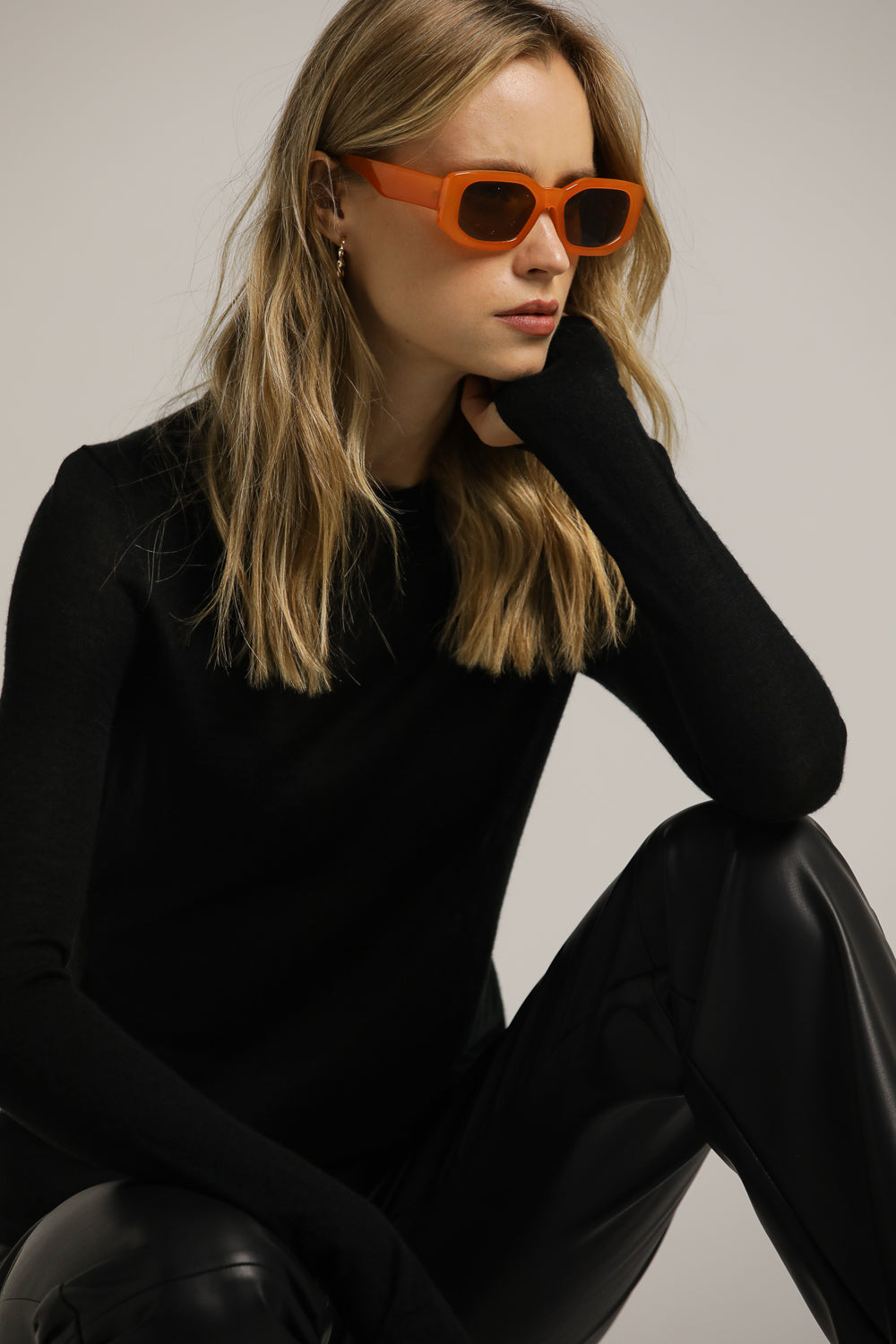 סריג דק במראה חצי שקוף עם סיומת כפפה | קנת קול