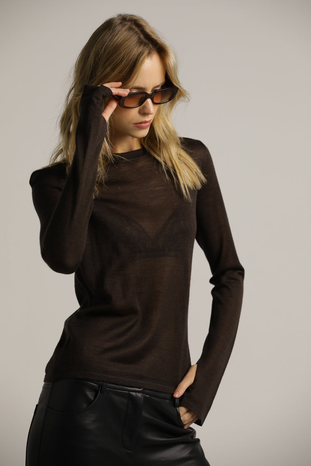 סריג דק במראה חצי שקוף עם סיומת כפפה | קנת קול