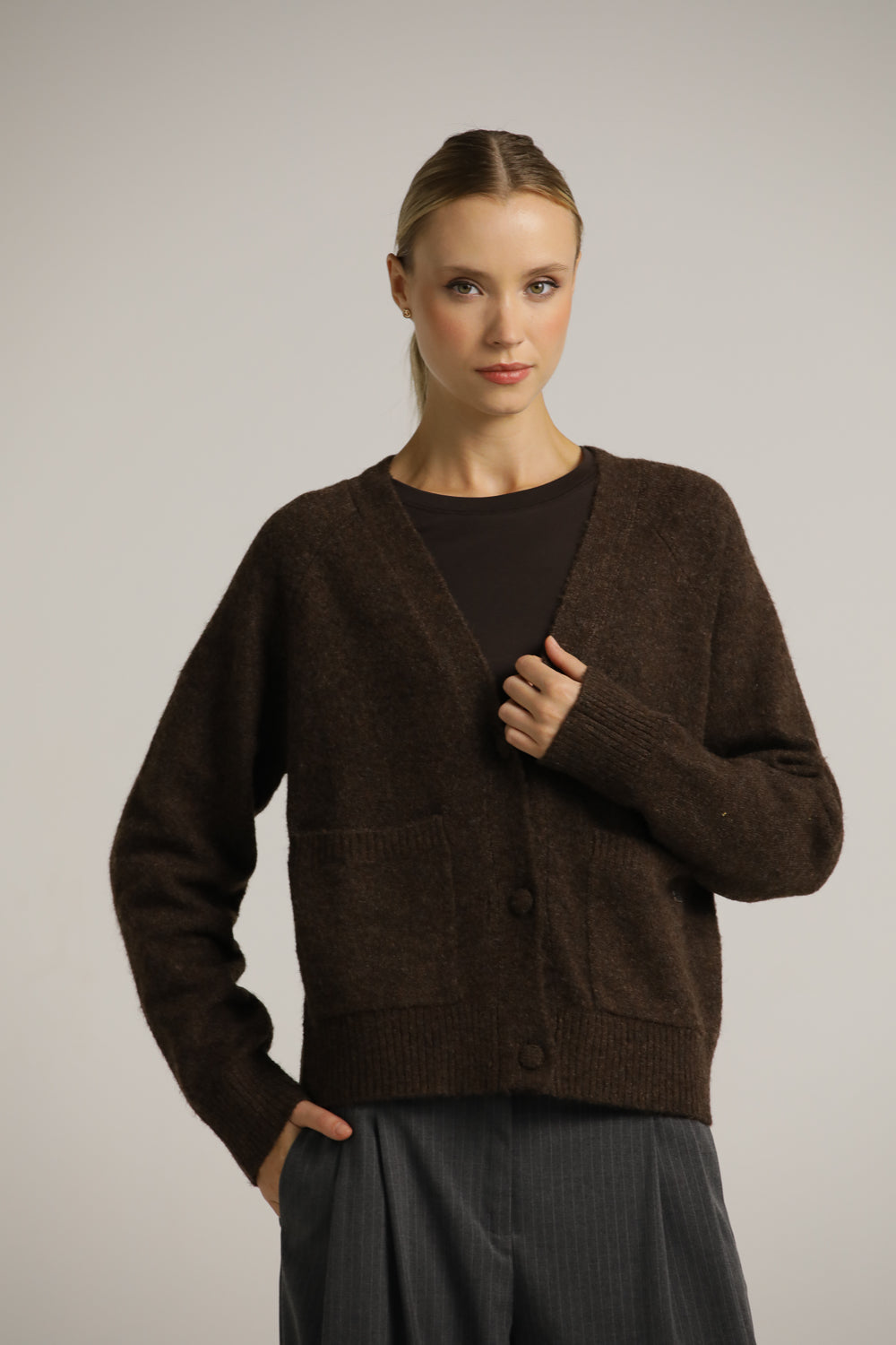 קרדיגן במרקם צמרי עם מפתח וי | קנת קול