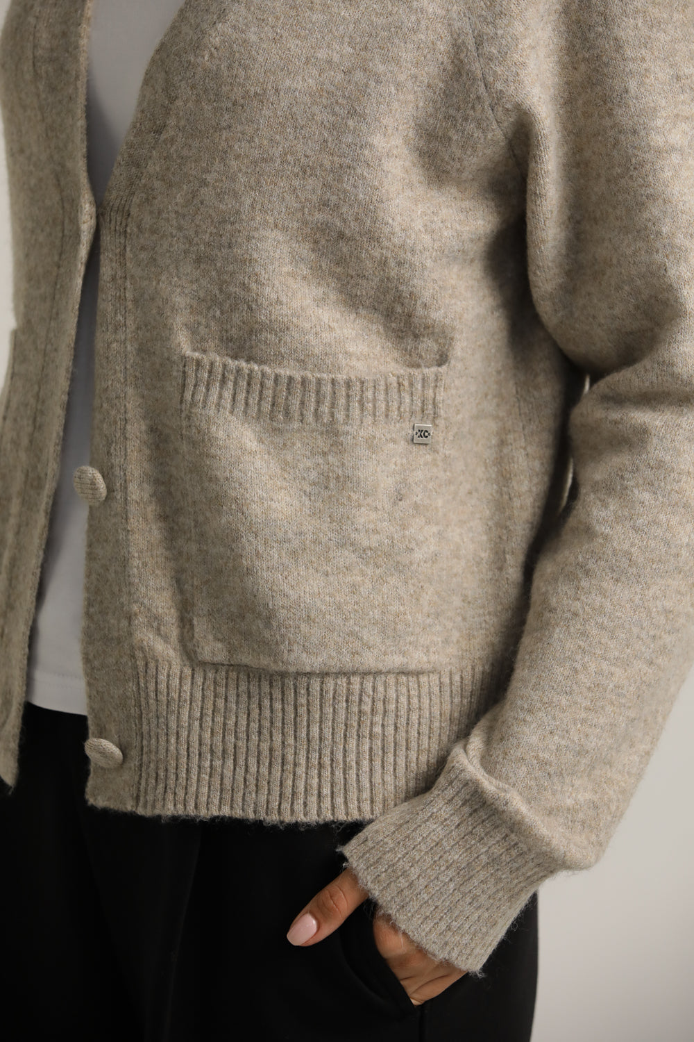 קרדיגן במרקם צמרי עם מפתח וי | קנת קול